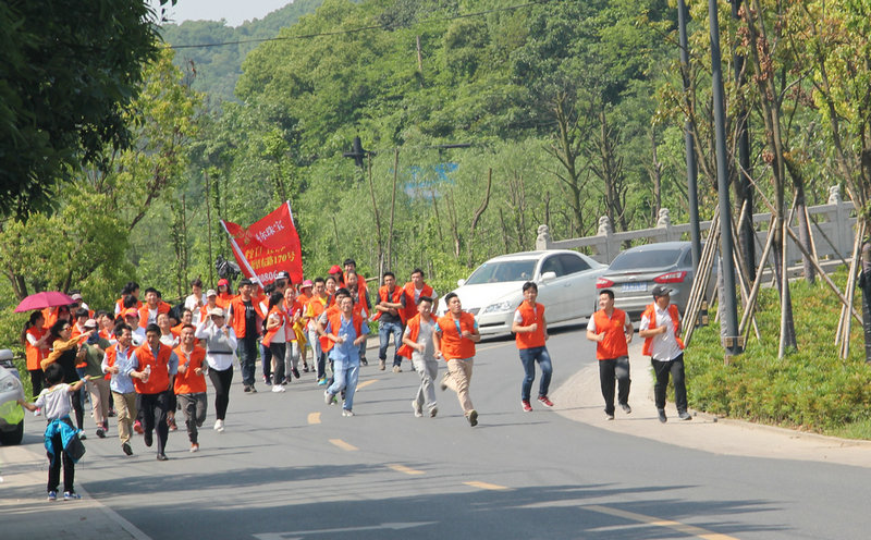 集團工會開展“環湘湖跑”活動